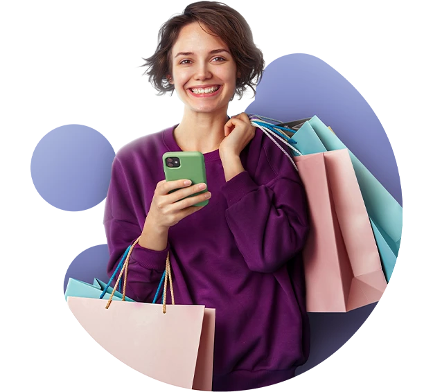mulher segurando sacolas de compra e celular representando a integração da loja virtual com diversos canais