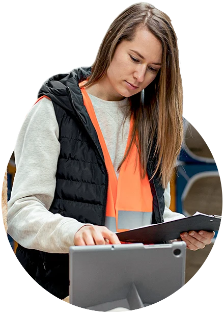 mulher usando tablet e segurando prancheta representando controle financeiro