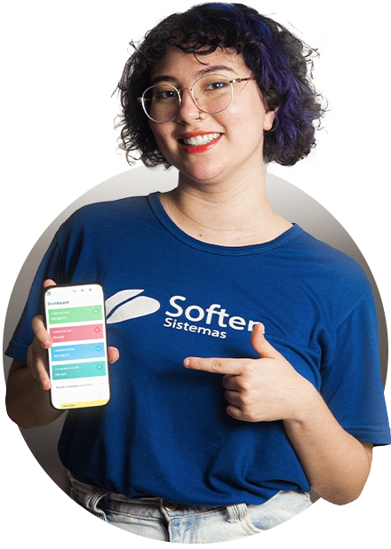 mulher com o uniforme da Soften Sistemas apontando para celular em suas mãos representando sistema online